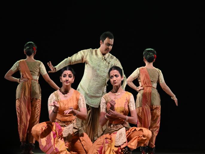 Spring, Summer, Rain replicate nicely in dance form | नृत्याविष्कारातून उलगडले वसंत, ग्रीष्म, वर्षा आणि शिशिर Spring, Summer, Rain replicate nicely in dance form | नृत्याविष्कारातून उलगडले वसंत, ग्रीष्म, वर्षा आणि शिशिर