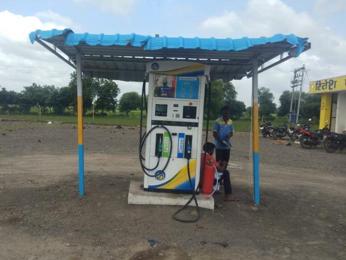 Fearing a gun, looted money from a petrol pump, incident from | बंदुकीचा धाक दाखवून पेट्रोल पंपावरील रक्कम लुटली Fearing a gun, looted money from a petrol pump, incident from | बंदुकीचा धाक दाखवून पेट्रोल पंपावरील रक्कम लुटली