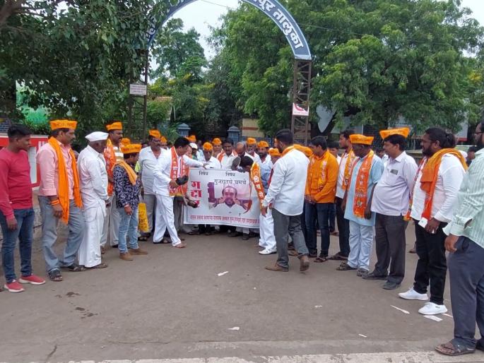 Shiv Sena Aggressive; Add the image of Ramdas Kadam to Pandharpur and kill it | शिवसेना आक्रमक; रामदास कदमच्या प्रतिमेस पंढरपुरात जोडे मारो आंदोलन Shiv Sena Aggressive; Add the image of Ramdas Kadam to Pandharpur and kill it | शिवसेना आक्रमक; रामदास कदमच्या प्रतिमेस पंढरपुरात जोडे मारो आंदोलन