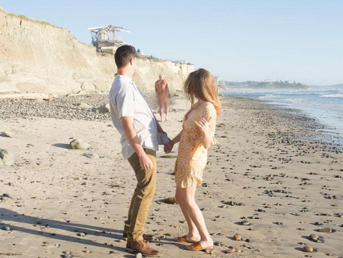 Elderly naked man photobombs couple funny photo from pre wedding shoot goes viral | प्री-वेडींग फोटोशूट करत होतं कपल, अचानक नग्न व्यक्तीने येऊन केली photobombing! Elderly naked man photobombs couple funny photo from pre wedding shoot goes viral | प्री-वेडींग फोटोशूट करत होतं कपल, अचानक नग्न व्यक्तीने येऊन केली photobombing!