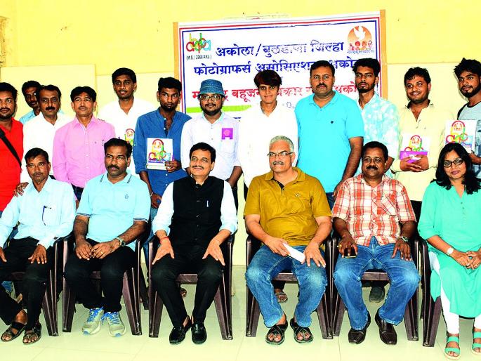 Build a free gallery for the art of photographer! | छायाचित्रकारांच्या कलेसाठी स्वतंत्र दालन उभारू! Build a free gallery for the art of photographer! | छायाचित्रकारांच्या कलेसाठी स्वतंत्र दालन उभारू!