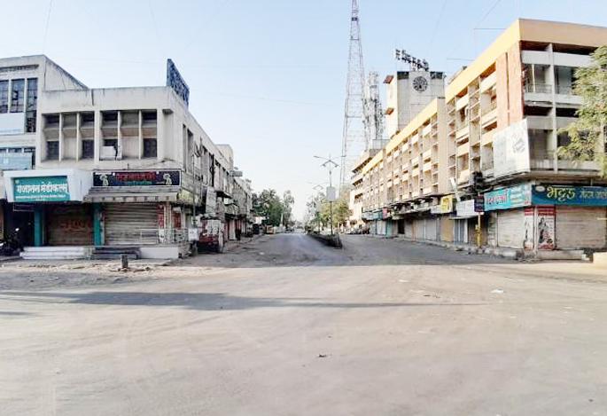 Strict curfew in Pandharpur; There is security of rural police everywhere | पंढरपुरात कडक संचारबंदी; जागोजागी ग्रामीण पोलिसांचा आहे बंदोबस्त