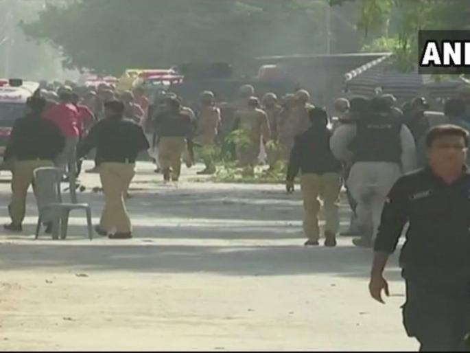 A bomb blast near the Chinese embassy office in Pakistan, firing by intruders | पाकिस्तानमध्ये चिनी दुतावास कार्यालयाजवळ बॉम्बहल्ला, 2 ठार A bomb blast near the Chinese embassy office in Pakistan, firing by intruders | पाकिस्तानमध्ये चिनी दुतावास कार्यालयाजवळ बॉम्बहल्ला, 2 ठार