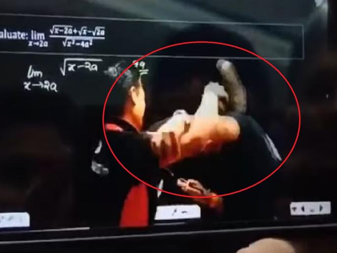 Student Beats Teacher with Shoe in Physics Wallah's Live Class; The video went viral... | Physics Wallah च्या लाइव्ह क्लासमध्ये विद्यार्थ्याची शिक्षकाला चपलेने मारहाण; व्हिडिओ व्हायरल... Student Beats Teacher with Shoe in Physics Wallah's Live Class; The video went viral... | Physics Wallah च्या लाइव्ह क्लासमध्ये विद्यार्थ्याची शिक्षकाला चपलेने मारहाण; व्हिडिओ व्हायरल...