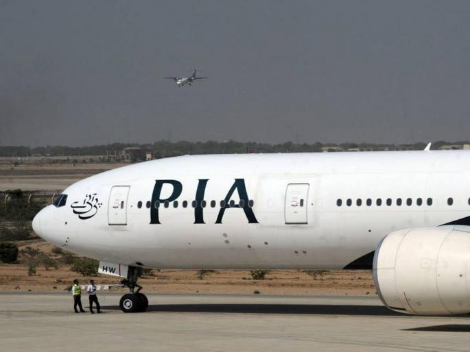 At any moment Pakistan Airways will shut down, run out of money, open its mouth to the poor country | कोणत्याही क्षणी पाकिस्तानी एअरवेज बंद पडणार; पैसे संपले, कंगाल सरकारकडे मोठ्ठे तोंड उघडले At any moment Pakistan Airways will shut down, run out of money, open its mouth to the poor country | कोणत्याही क्षणी पाकिस्तानी एअरवेज बंद पडणार; पैसे संपले, कंगाल सरकारकडे मोठ्ठे तोंड उघडले