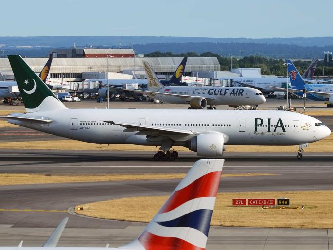 Passengers protest as PIA pilot refuses to fly plane after duty hours | माझी शिफ्ट संपली! विमान प्रवास सुरू असताना पाकिस्तानी पायलटचा उड्डाणास नकार; अन् मग... Passengers protest as PIA pilot refuses to fly plane after duty hours | माझी शिफ्ट संपली! विमान प्रवास सुरू असताना पाकिस्तानी पायलटचा उड्डाणास नकार; अन् मग...