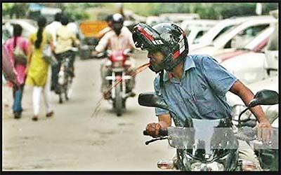 spitting on the road? why youth are so careless? | शहरांत-गावांत कुठंही पचापच थुंकणार्या तरुणांना काही थेट सवाल spitting on the road? why youth are so careless? | शहरांत-गावांत कुठंही पचापच थुंकणार्या तरुणांना काही थेट सवाल