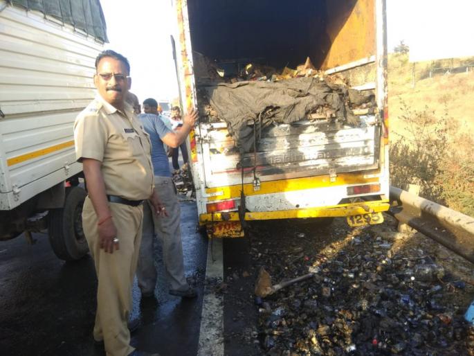 alchohole transport pick up accident ; Due to the car's battery, the car was taken aback by alcohol | कामशेत खिंडीत मद्यविक्री करणारा टेम्पो ; गाडीच्या बॅटरीवर अल्कोहल पडल्याने गाडीने घेतला पेट alchohole transport pick up accident ; Due to the car's battery, the car was taken aback by alcohol | कामशेत खिंडीत मद्यविक्री करणारा टेम्पो ; गाडीच्या बॅटरीवर अल्कोहल पडल्याने गाडीने घेतला पेट