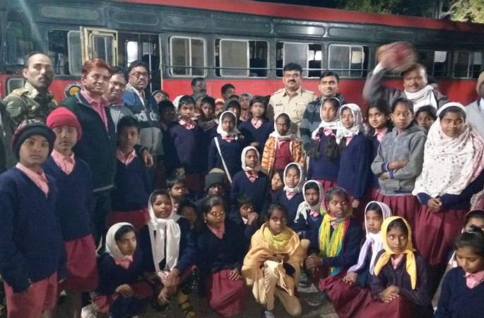 When the trip bus stucked at the ferry at night ... | सहलीची बस रात्री घाटात बंद पडते तेव्हा... When the trip bus stucked at the ferry at night ... | सहलीची बस रात्री घाटात बंद पडते तेव्हा...