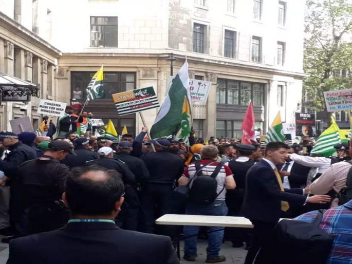 Pak Leaders Try To Hijack Kashmir Stir In Uk, Attacked | भारताविरोधात भडकवायला पाकिस्तानी नेते लंडनला गेले, चपला-अंडी खाऊन आले!