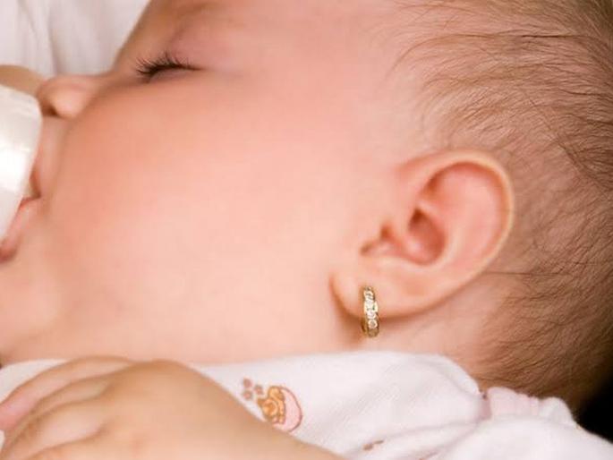 Post ear piercing care ways to take care of newly pierced ear | पहिल्यांदाच कान टोचल्यावर कशी घ्याल त्वचेची काळजी? इन्फेक्शनपासून करा बचाव....