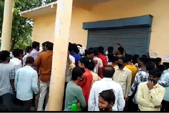 Corona Vaccine stampede like situation at vaccination centre in sausar chhindwara watch viral video | Corona Vaccine : बापरे! 200 डोस आणि 1000 लोक, कोरोना लसीकरणासाठी चेंगराचेंगरी; नंबर मिळवण्यासाठी लोकांची झुंबड Corona Vaccine stampede like situation at vaccination centre in sausar chhindwara watch viral video | Corona Vaccine : बापरे! 200 डोस आणि 1000 लोक, कोरोना लसीकरणासाठी चेंगराचेंगरी; नंबर मिळवण्यासाठी लोकांची झुंबड