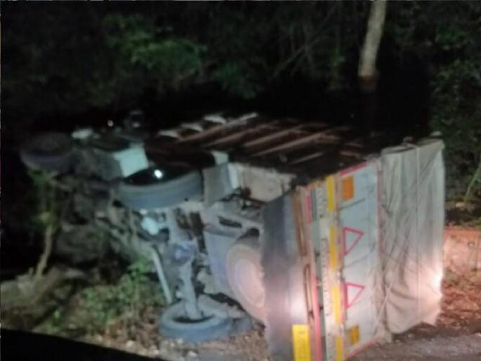 The driver lost control and the pickup van overturned at Tilari Ghat | Sindhudurg-चालकाचे नियंत्रण सुटून तिलारी घाटात पिकअप व्हॅन उलटली,..अन् मोठा अनर्थ टळला The driver lost control and the pickup van overturned at Tilari Ghat | Sindhudurg-चालकाचे नियंत्रण सुटून तिलारी घाटात पिकअप व्हॅन उलटली,..अन् मोठा अनर्थ टळला
