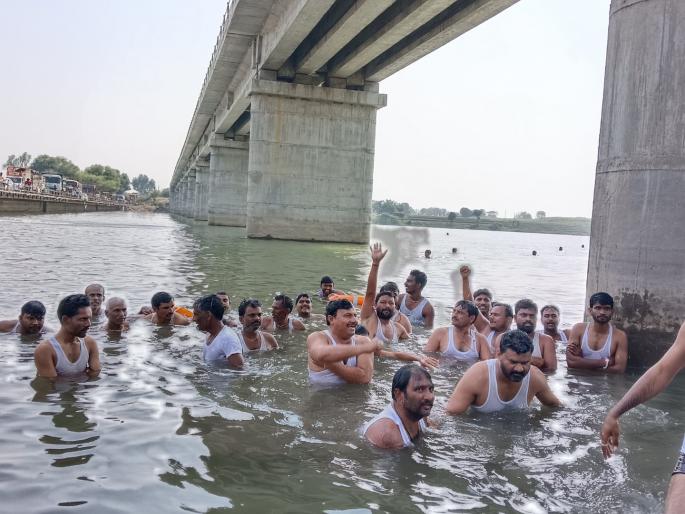 No crop insurance, waiting for heavy rain subsidy; Swabhimani's water immersion protest in Godapatra | पिकविम्यासह अतिवृष्टीच्या अनुदानाची मागणी; गोदापात्रात स्वाभिमानीचे जलसमाधी आंदोलन No crop insurance, waiting for heavy rain subsidy; Swabhimani's water immersion protest in Godapatra | पिकविम्यासह अतिवृष्टीच्या अनुदानाची मागणी; गोदापात्रात स्वाभिमानीचे जलसमाधी आंदोलन