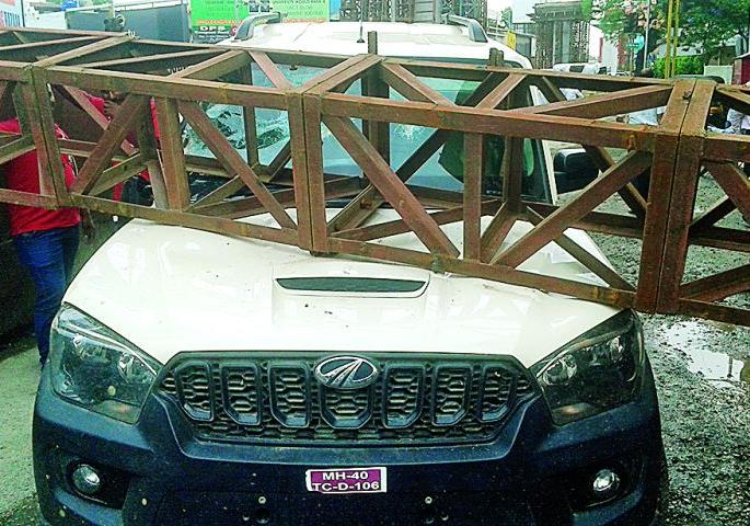 The construction bridge pillar collapsed on the car in Nagpur | नागपुरात  निर्माणाधीन उड्डाण पुलाचा पिलर कारवर कोसळला The construction bridge pillar collapsed on the car in Nagpur | नागपुरात  निर्माणाधीन उड्डाण पुलाचा पिलर कारवर कोसळला