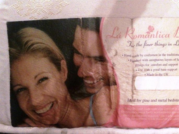 Woman finds picture of boyfriends ex under his pillow and broke up later finds it was mattress-label | बॉयफ्रेन्डच्या उशीखाली असं काही पाहिलं की तरूणीने लगेच केलं ब्रेकअप, नेमकं तिने काय पाहिलं? Woman finds picture of boyfriends ex under his pillow and broke up later finds it was mattress-label | बॉयफ्रेन्डच्या उशीखाली असं काही पाहिलं की तरूणीने लगेच केलं ब्रेकअप, नेमकं तिने काय पाहिलं?