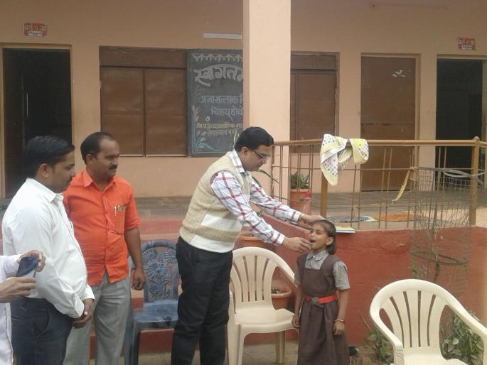 Distribution of pills to boys and girls in Washim district! | वाशिम जिल्ह्यातील मुला-मुलींना जंतनाशक गोळ्यांचे वाटप !
