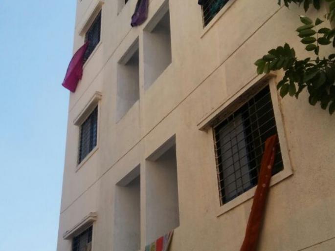 jump when encroachment action in Pimpri; women death, relatives aggressive | मृतदेह ताब्यात घेण्यास नातेवाईकांचा विरोध; अतिक्रमणविरोधी कारवाईवेळी महिलेने घेतली होती उडी jump when encroachment action in Pimpri; women death, relatives aggressive | मृतदेह ताब्यात घेण्यास नातेवाईकांचा विरोध; अतिक्रमणविरोधी कारवाईवेळी महिलेने घेतली होती उडी
