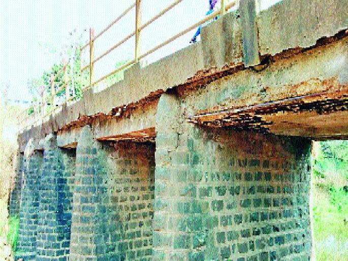 Fear of collapsing from the death trap and the collapse of the bridge | मृत्यूच्या दाढेतून प्रवास, खापरे ओढा पूल केव्हाही कोसळण्याची भीती Fear of collapsing from the death trap and the collapse of the bridge | मृत्यूच्या दाढेतून प्रवास, खापरे ओढा पूल केव्हाही कोसळण्याची भीती