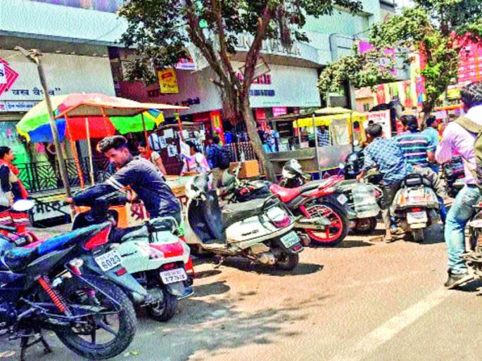 Pimpri news | पिंपरी तील पदपथांचा श्वास कोंडलेलाच! विक्रेते, व्यावसायिकांनी मांडले ठाण Pimpri news | पिंपरी तील पदपथांचा श्वास कोंडलेलाच! विक्रेते, व्यावसायिकांनी मांडले ठाण