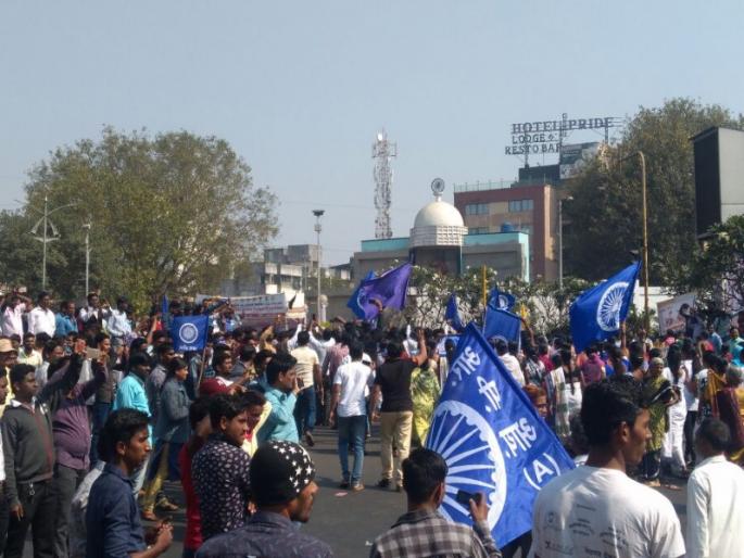 Peaceful strike in Pimpri Chinchwad; The Pune-Mumbai road closed at Pimpri Chowk | पिंपरी चिंचवडमध्ये तणावपूर्ण शांतता; पुणे-मुंबई रस्ता पिंपरी चौकात बंद