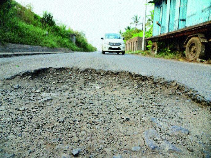  Poths, potholes, potholes, potholes, potholes on the main roads in the city | खड्डा नसल्याचा दावा फोल , महापालिका प्रशासन, लोकमत पाहणीत शहरातील प्रमुख रस्त्यांवर खड्डेच खड्डे