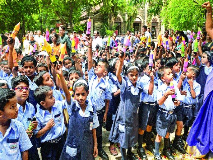 Twilight school again | किलबिलाटाने पुन्हा गजबजल्या शाळा Twilight school again | किलबिलाटाने पुन्हा गजबजल्या शाळा