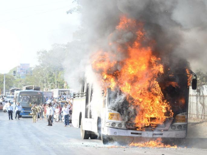 PMPML bus burns in Pimpri Chinchwad Municipal Corporation due to short circuit | पिंपरी चिंचवड महापालिकेसमोर पीएमपीएमएलची बस जाळून खाक PMPML bus burns in Pimpri Chinchwad Municipal Corporation due to short circuit | पिंपरी चिंचवड महापालिकेसमोर पीएमपीएमएलची बस जाळून खाक