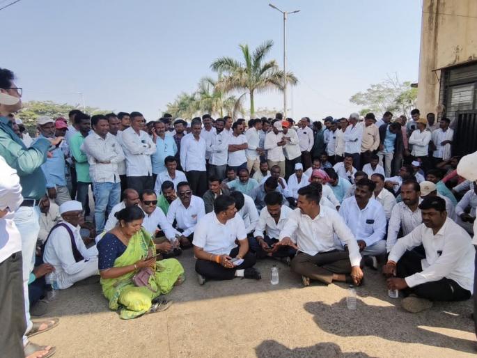 Tomato farmers stage sit-in protest over non-payment, onion auction cancelled | टोमॅटो उत्पादकांचे पैसे न मिळाल्याने धरणे आंदोलन, कांदा लिलाव पाडले बंद Tomato farmers stage sit-in protest over non-payment, onion auction cancelled | टोमॅटो उत्पादकांचे पैसे न मिळाल्याने धरणे आंदोलन, कांदा लिलाव पाडले बंद