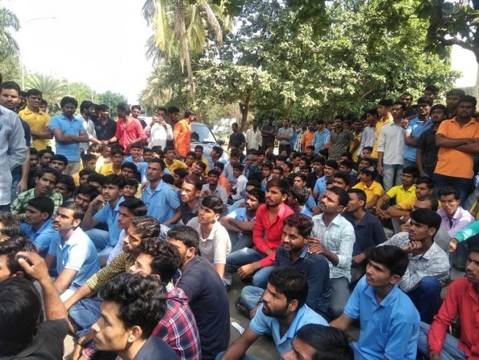 Employees Fasting Contract For Tired Payments | थकित वेतनासाठी कंत्राटी कामगारांचे निदर्शने Employees Fasting Contract For Tired Payments | थकित वेतनासाठी कंत्राटी कामगारांचे निदर्शने