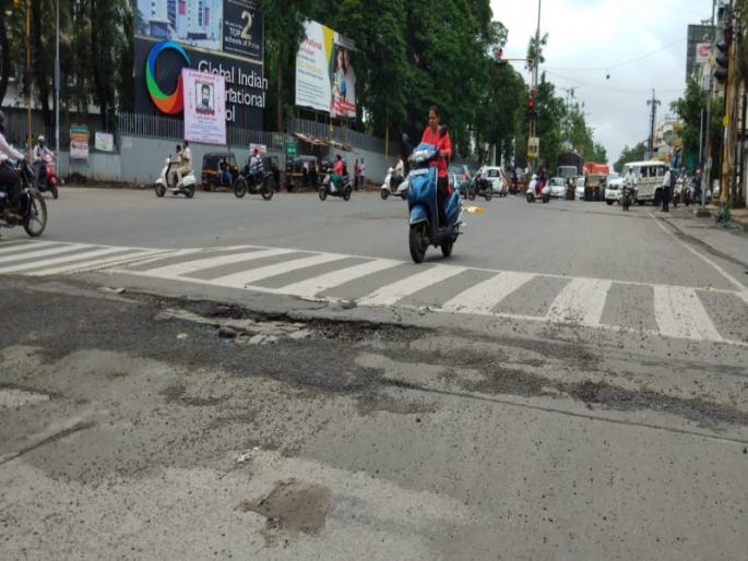 accident in Chinchwad due to road potholes : one death | खड्यामुळे महिलेचा गेला जीव : चिंचवडमधील घटना  accident in Chinchwad due to road potholes : one death | खड्यामुळे महिलेचा गेला जीव : चिंचवडमधील घटना
