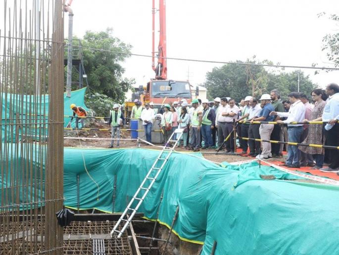 Pimpari: Construction of first pillar of Pimpari to Nigdi Metro started | Pimpari: पिंपरी ते निगडी मेट्रोचा पहिला खांब बांधण्याचे काम सुरू Pimpari: Construction of first pillar of Pimpari to Nigdi Metro started | Pimpari: पिंपरी ते निगडी मेट्रोचा पहिला खांब बांधण्याचे काम सुरू