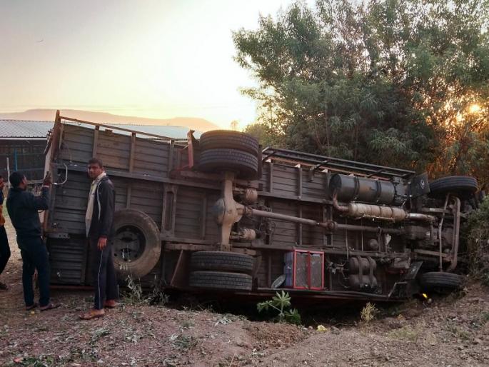 Eight buffaloes die after tempo overturns; Incidents in Junnar Taluka | Pune | टेम्पो पलटी होऊन आठ म्हशींचा मृत्यू; जुन्नर तालुक्यातील घटना Eight buffaloes die after tempo overturns; Incidents in Junnar Taluka | Pune | टेम्पो पलटी होऊन आठ म्हशींचा मृत्यू; जुन्नर तालुक्यातील घटना