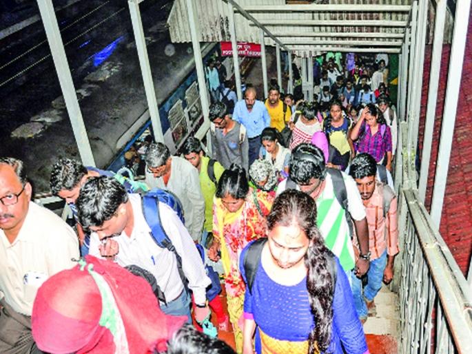 Pimpri-Chinchwad railway station: Population seven times, bridge width and same level | पिंपरी-चिंचवड रेल्वे स्थानक : लोकसंख्या सातपट, पुलाची रुंदी तेवढीच Pimpri-Chinchwad railway station: Population seven times, bridge width and same level | पिंपरी-चिंचवड रेल्वे स्थानक : लोकसंख्या सातपट, पुलाची रुंदी तेवढीच