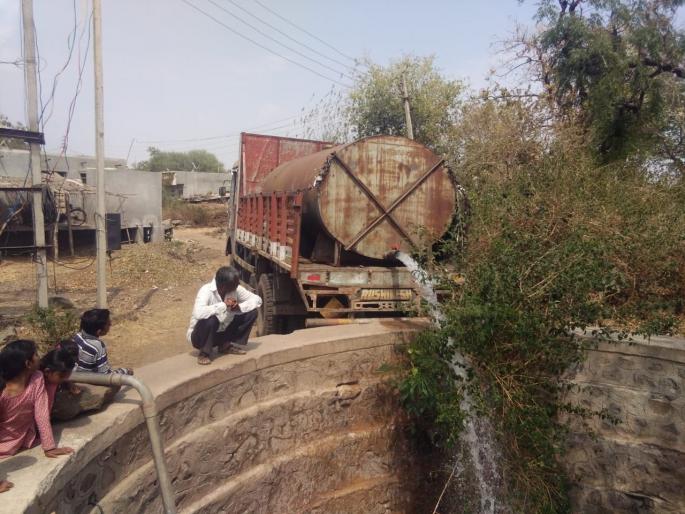 Finally drinking water tankers at Pinchkhed | पिंपरखेड येथे अखेर पिण्याच्या पाण्याचे टँकर सुरू Finally drinking water tankers at Pinchkhed | पिंपरखेड येथे अखेर पिण्याच्या पाण्याचे टँकर सुरू