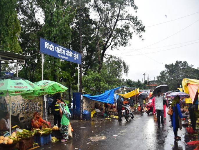 The police station in Pimpri gets stuck on the one-way round | पिंपरीतील पोलीस चौकी अडकली ''वन वे '' च्या फेऱ्यात : पार्किंगचीही समस्या The police station in Pimpri gets stuck on the one-way round | पिंपरीतील पोलीस चौकी अडकली ''वन वे '' च्या फेऱ्यात : पार्किंगचीही समस्या