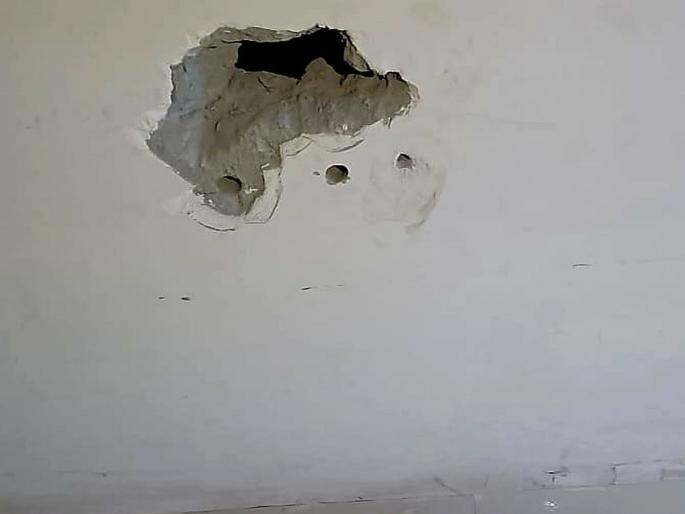 Bank robbery attempt by smashing the wall, Police injured during chase, Suspects taken into custody | भिंतीला भगदाड पाडून बँकेत चोरीचा डाव, पाठलाग करताना पोलिस जखमी, संशयिताना घेतले ताब्यात Bank robbery attempt by smashing the wall, Police injured during chase, Suspects taken into custody | भिंतीला भगदाड पाडून बँकेत चोरीचा डाव, पाठलाग करताना पोलिस जखमी, संशयिताना घेतले ताब्यात