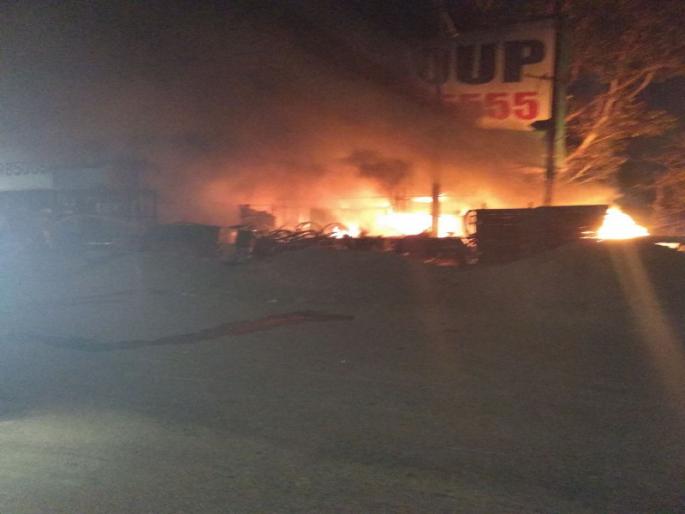 Due to the short circuit fire wreck shop destroied, 2 million loss | शॉर्ट सर्किटमुळे लागलेल्या आगीत भंगारचे दुकान जळून खाक , २ लाखांचे नुकसान 