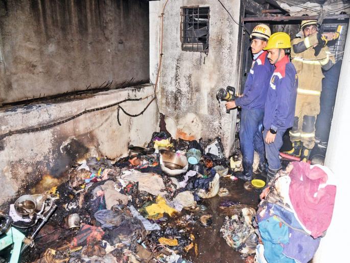 Elderly injured in cylinder explosion at home, incident in Sant Tukaram Nagar, Pimpri | घरात सिलेंडरचा स्फोट होऊन वृद्ध जखमी, पिंपरी येथील संत तुकाराम नगरमधील घटना  Elderly injured in cylinder explosion at home, incident in Sant Tukaram Nagar, Pimpri | घरात सिलेंडरचा स्फोट होऊन वृद्ध जखमी, पिंपरी येथील संत तुकाराम नगरमधील घटना