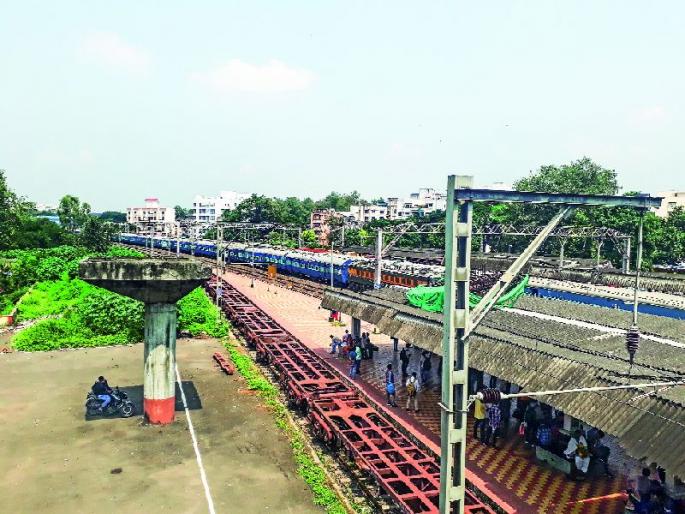 The number of pedestrians, the number of pedestrians is inadequate | प्रवाशांचा जीव टांगणीला, पादचारी पुलांची संख्या अपुरी The number of pedestrians, the number of pedestrians is inadequate | प्रवाशांचा जीव टांगणीला, पादचारी पुलांची संख्या अपुरी