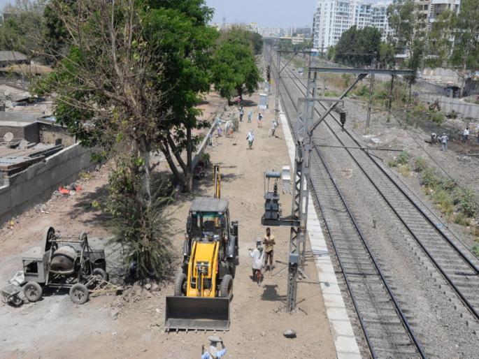 The work of platform length devlopment start at Pimpri railway station | पिंपरी रेल्वे स्थानकात फलाटांची लांबी वाढविण्याचे काम सुरू The work of platform length devlopment start at Pimpri railway station | पिंपरी रेल्वे स्थानकात फलाटांची लांबी वाढविण्याचे काम सुरू
