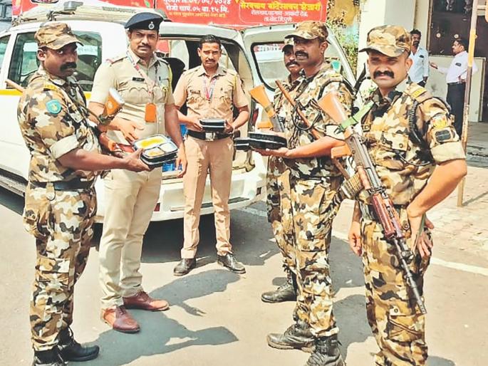A belch of satisfaction and a sigh of relief! Food and water along with breakfast for the Police on the outpost | तृप्तीचा ढेकर अन् सुटकेचा निश्वास! बंदोबस्तावरील पोलिसांना न्याहारीसह जेवण-पाणी A belch of satisfaction and a sigh of relief! Food and water along with breakfast for the Police on the outpost | तृप्तीचा ढेकर अन् सुटकेचा निश्वास! बंदोबस्तावरील पोलिसांना न्याहारीसह जेवण-पाणी