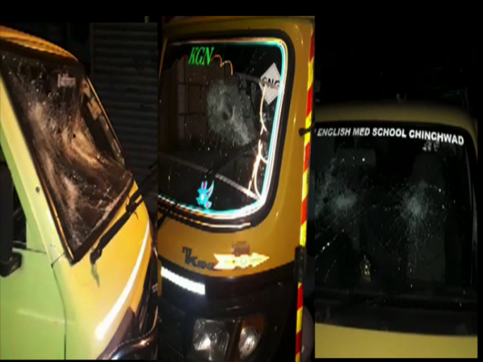 17 vehicles of vehicles in Pimpri Chinchwad, devastation of vehicles by wooden beams and stones | पिंपरी चिंचडवडमध्ये 17 वाहनांची तोडफोड, लाकडी दांडके आणि दगडाने वाहनांची नासधूस