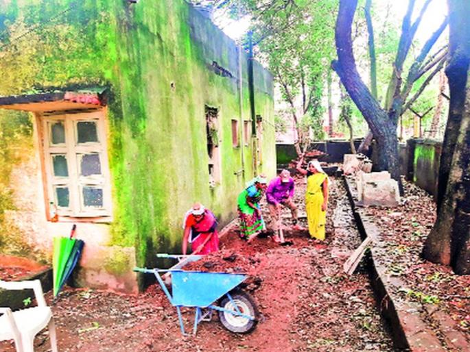 Lokmat's impact, repairs to Tahsildar's house | लोकमतचा दणका, तहसीलदार निवासस्थानाची दुरुस्ती सुरू Lokmat's impact, repairs to Tahsildar's house | लोकमतचा दणका, तहसीलदार निवासस्थानाची दुरुस्ती सुरू