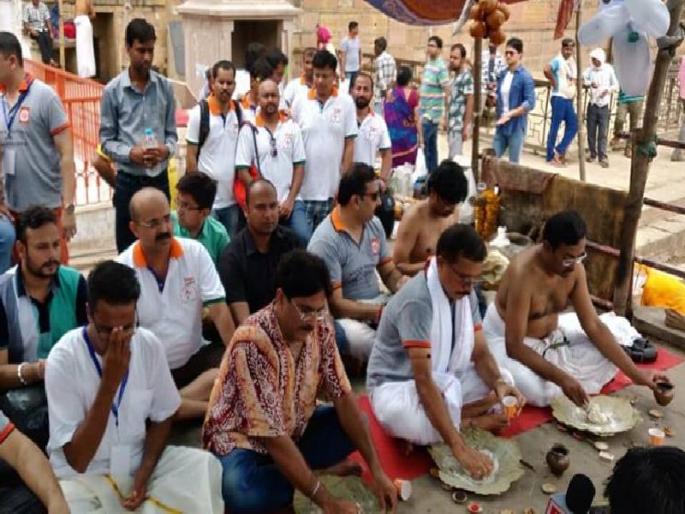 Wife victim's worship of 'Vishal Mukti' | पत्नी पीडितांनी केली 'पिशाच्ची मुक्ती'ची पूजा Wife victim's worship of 'Vishal Mukti' | पत्नी पीडितांनी केली 'पिशाच्ची मुक्ती'ची पूजा