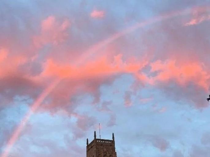 Humans of England witness pink rainbow | निसर्गाचा अनोखा नजारा, गुलाबी इंद्रधनुष्य बघून लोकही झाले 'गुलाबी'