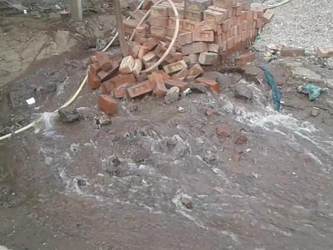 Water washed by thousands of liters of water, due to rupture of water | पाथर्डीत जलवाहिनी फुटल्याने हजारो लिटर पाणी वाया Water washed by thousands of liters of water, due to rupture of water | पाथर्डीत जलवाहिनी फुटल्याने हजारो लिटर पाणी वाया