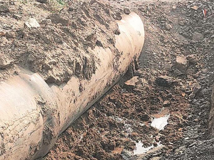 Leakage in 900 mm water pipe; Contractor reaches peak of inferiority | ९०० मिमी जलवाहिनीला लिकेज; कंत्राटदाराने गाठला निकृष्टतेचा कळस
