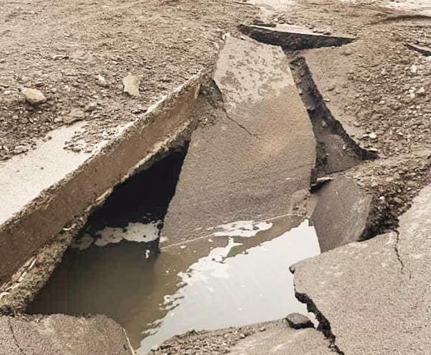 The navy burst again; Three days water crisis in old Aurangabad | जलवाहिनी पुन्हा फुटली; जुन्या औरंगाबादमध्ये तीन दिवस जलसंकट The navy burst again; Three days water crisis in old Aurangabad | जलवाहिनी पुन्हा फुटली; जुन्या औरंगाबादमध्ये तीन दिवस जलसंकट