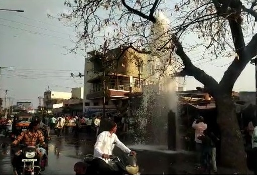 Lakhs of liters of water wasted due to bursting of aqueduct in Digras in Yavatmal district | यवतमाळ जिल्ह्यातील दिग्रसमध्ये जलवाहिनी फुटल्याने लाखो लिटर पाण्याचा अपव्यय Lakhs of liters of water wasted due to bursting of aqueduct in Digras in Yavatmal district | यवतमाळ जिल्ह्यातील दिग्रसमध्ये जलवाहिनी फुटल्याने लाखो लिटर पाण्याचा अपव्यय
